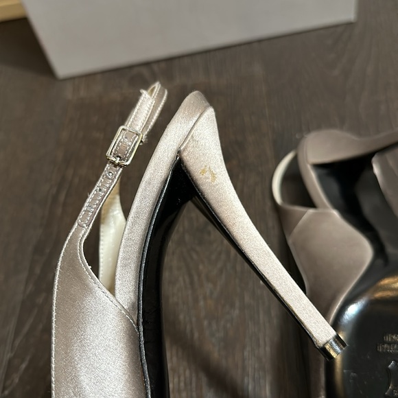 Stuart Weitzman Silver Satin Peep Tor Size 9 *NEVER WORN* small mark on heel - Picture 6 of 9